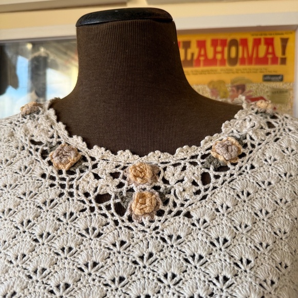 Beautiful vintage Hand-crocheted top in soft ivory/cream - Picture 4 of 8